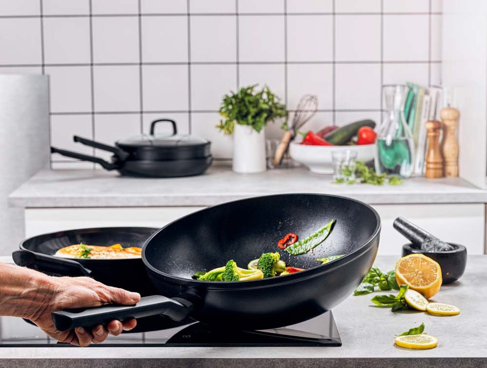 BK Wok pan Easy Induction - Aluminum - ø 30 cm / 5 liters -. Ceramic non-stick coating