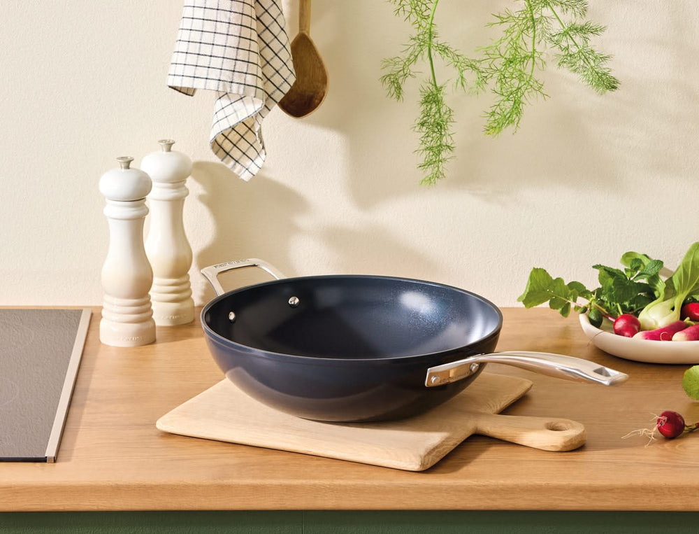 Le Creuset Wok pan Essential Non-Stick Ceramic - ø 32 cm / 6.0 liter -. Ceramic non-stick coating