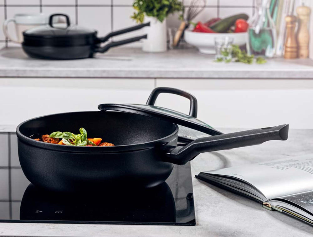 BK sauté pan - Sauté pan - with lid - Easy Induction - ø 28 cm / 4.6 liters -. Ceramic non-stick coating