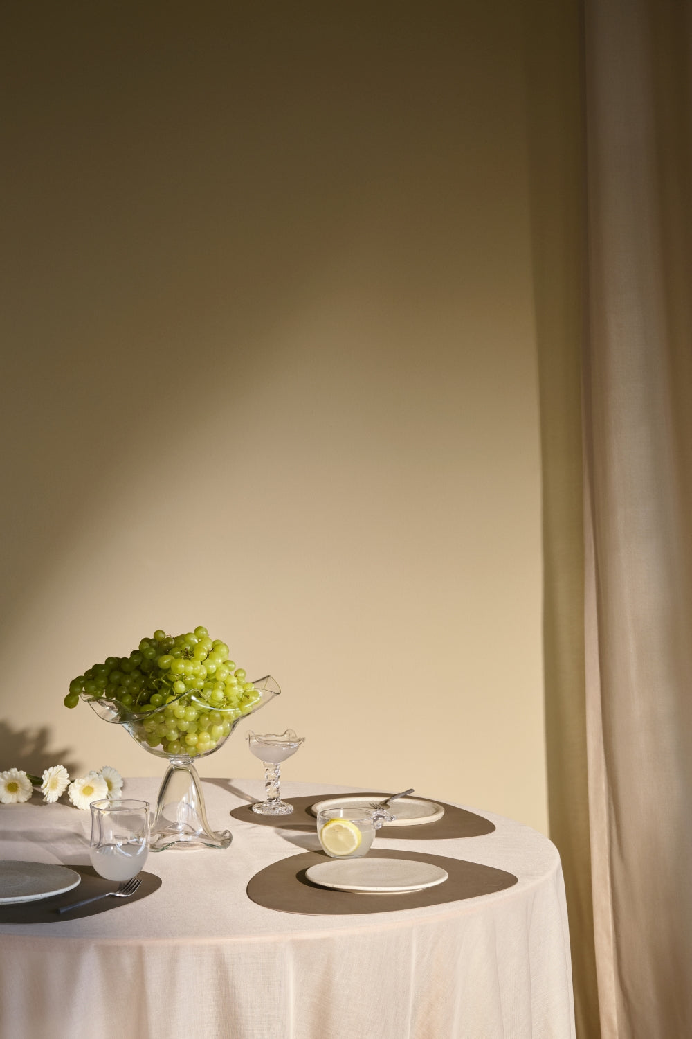 LIND DNA Placemats Nupo - Leather - Flint Grey - Curved - 44 x 37 cm - 2 Pieces