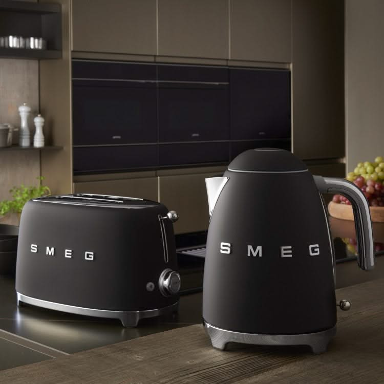 SMEG Kettle - 2400 W - matte black - 1.7 liters - KLF03BLMEU