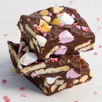 A delicious fudge with cookies, nuts and marshmallows!