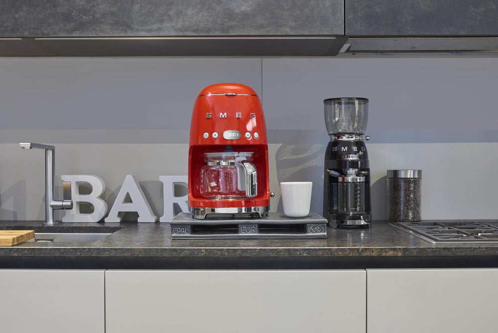 SMEG Coffee maker - 1050 W - red - 1.4 liters - DCF02RDEU