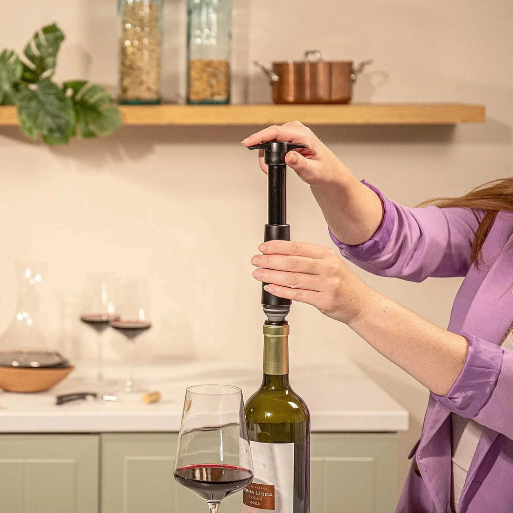 Vacu Vin Wine pump with 2 wine stoppers - Wine Saver - Black