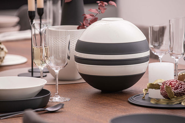 Villeroy & Boch Dinnerware Set La Boule Black / White 7-piece / 2 persons - 2 bowls, 2 dishes, 2 universal plates and 1 serving dish