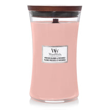 WoodWick Scented Candle Large Pressed Blooms & Patchouli - 18 cm / ø 10 cm - Scented Candle in Glass - Wooden Wick