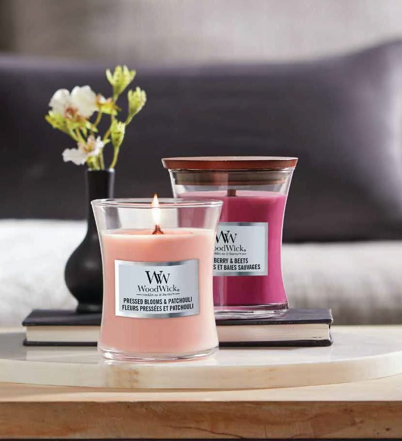 WoodWick Scented Candle Medium Pressed Blooms & Patchouli - 11 cm / ø 10 cm - Scented Candle in Glass - Wooden Wick