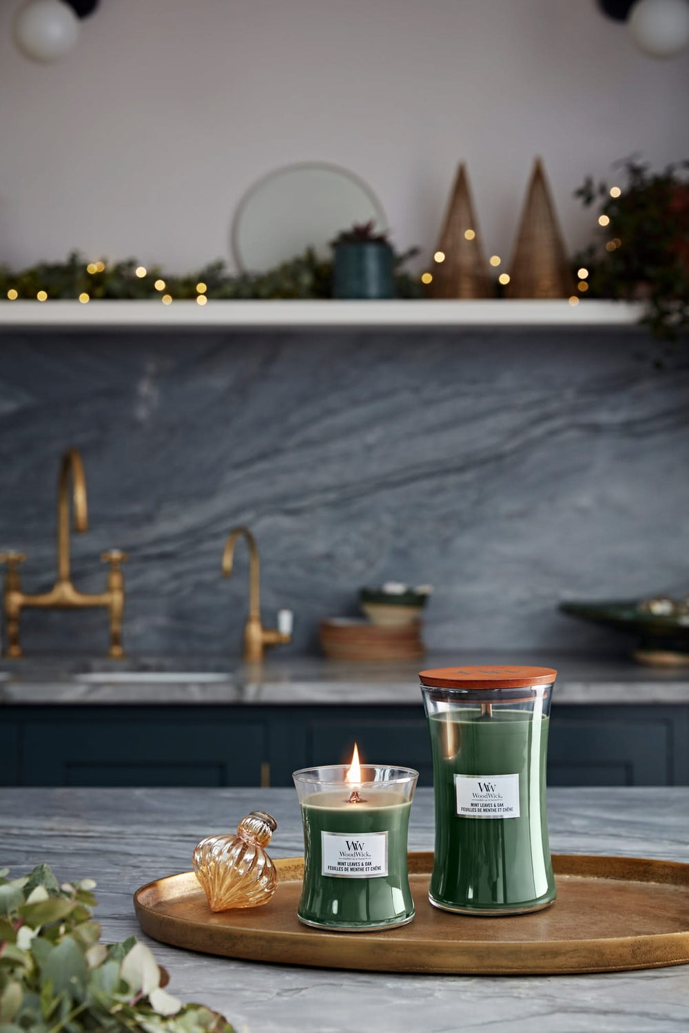 WoodWick Scented Candle Large Mint Leaves & Oak - 18 cm / ø 10 cm - Scented Candle in Glass - Wooden Wick