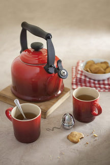 Le Creuset Whistling kettle Tradition - Cherry red - 2.1 liters - induction suitable -.