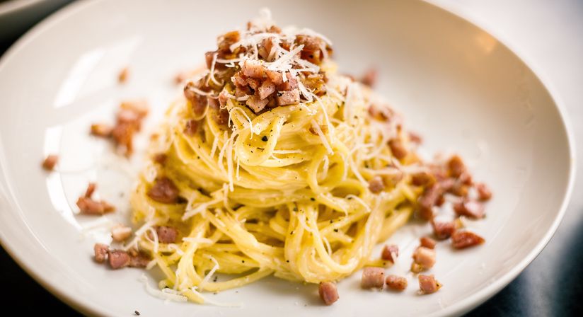 Are you also in the mood for Italian pasta? This creamy pasta carbonara (Spaghetti alla Carbonara) has lots of flavor and is also a quick and easy meal. It is often prepared incorrectly, for example, many people add cream of cooking cream to the sauce. However, this does not belong in the authentic carbonara dish. 