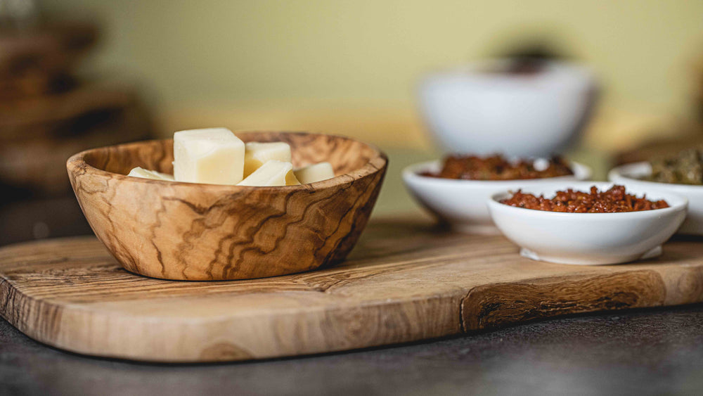 Cookinglife Serving board Tunea - Olive wood - with bark - 33 x 15 cm